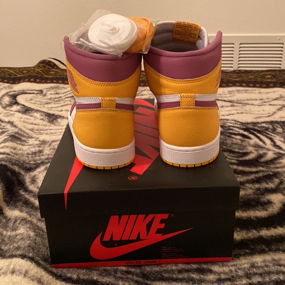 Air Jordan 1 Retro High OG - Picture 4 of 5